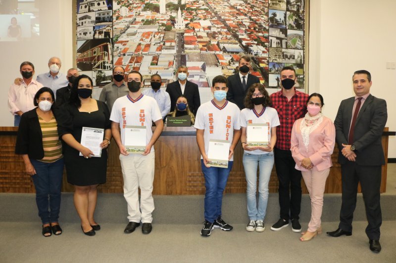 Desenvolvimento: Câmara Municipal destaca alunos por projeto difusor