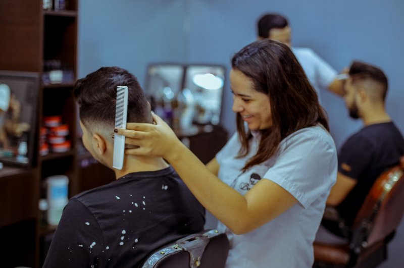 Barbearia: Profissional feminina vence preconceitos e conquista clientes