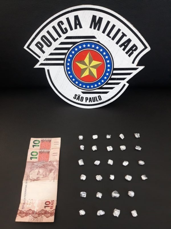 Jovem é presa pela Rocam com porções de crack na Vila Peres