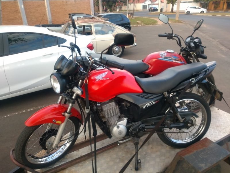 Jovens são abordados com motos irregulares