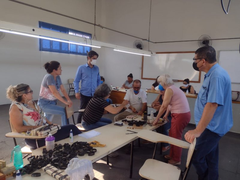 Participantes finalizam curso de marchetaria