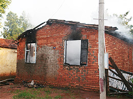 Família acusa pedreiro de atear fogo em residência
