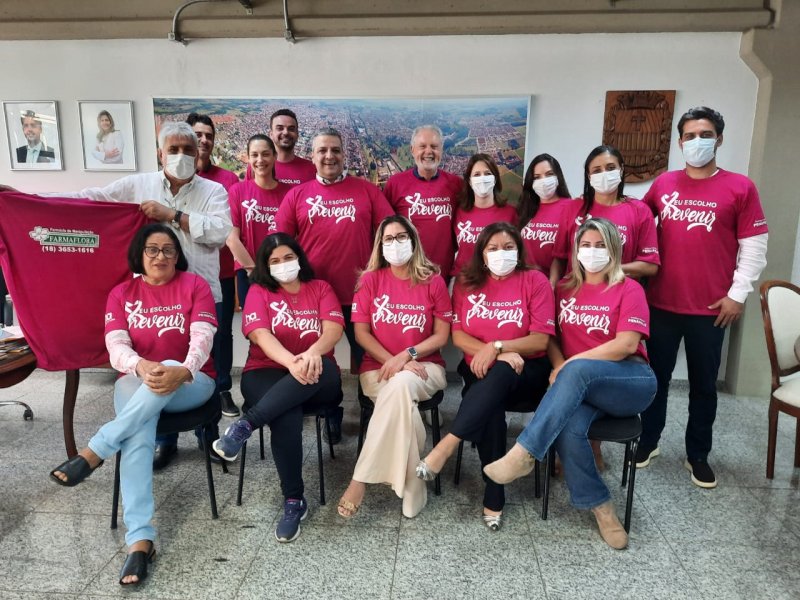 Agentes de saúde recebem camisetas para divulgar importância da mamografia