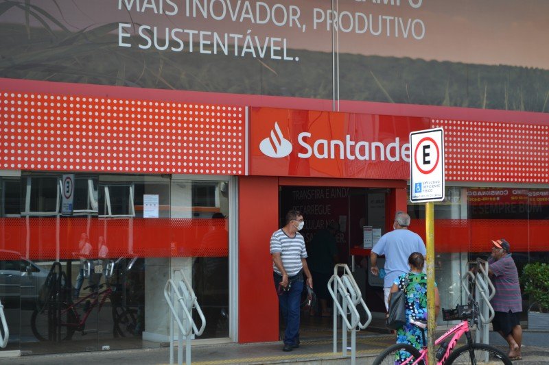Santander amplia horário de atendimento das agências