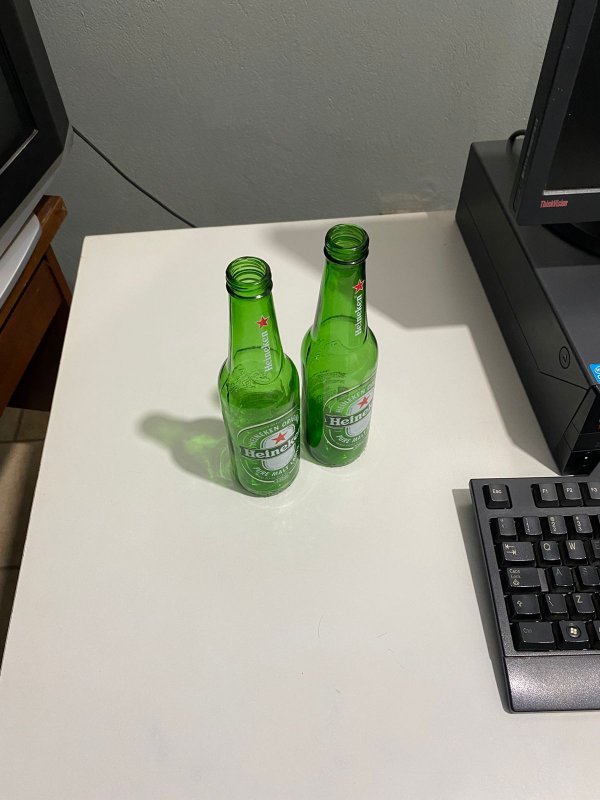 Polícia surpreende homem jogando garrafas de cerveja em frente ao Plantão Policial