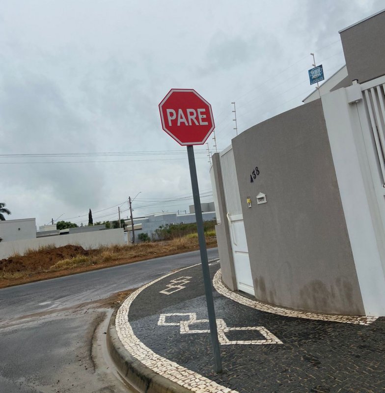 Secretaria de Trânsito instala sinalização vertical  em bairros da cidade