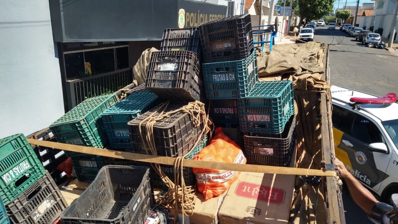 Caminhão: Jovem é preso transportando cigarros contrabandeados