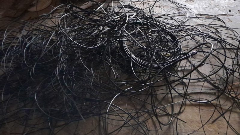 Defesa Civil recolhe fios soltos em ruas e avenidas do Jardim Eldorado