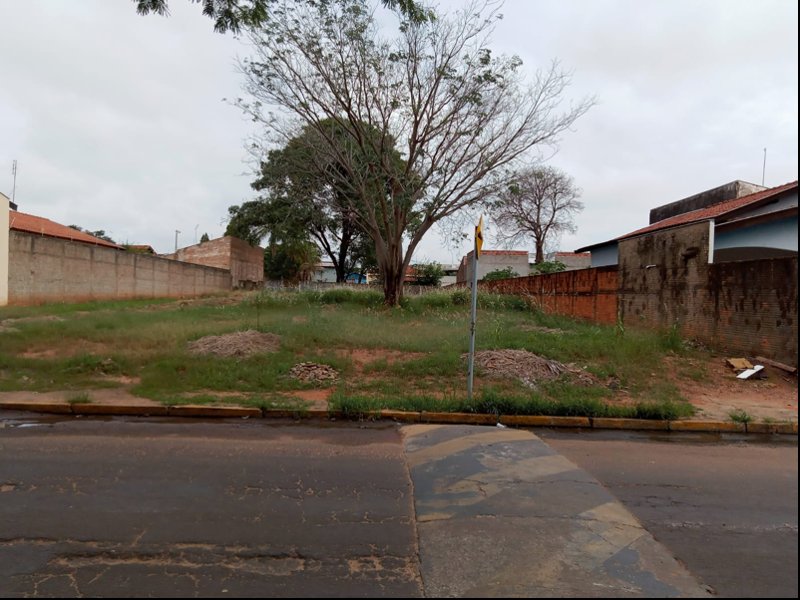 Daep fiscaliza e notifica terrenos sujos