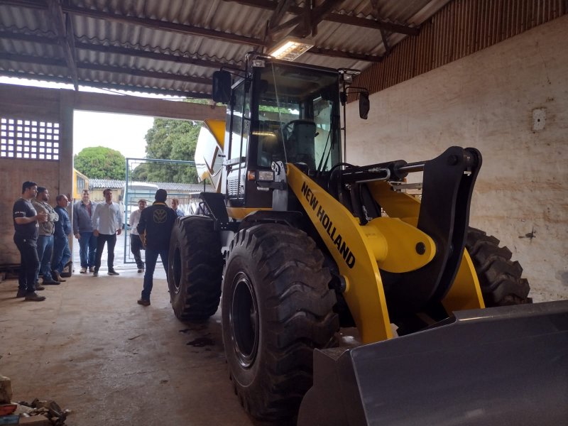 R$ 779 mil: Obras recebe pá carregadeira adquirida com recursos próprios