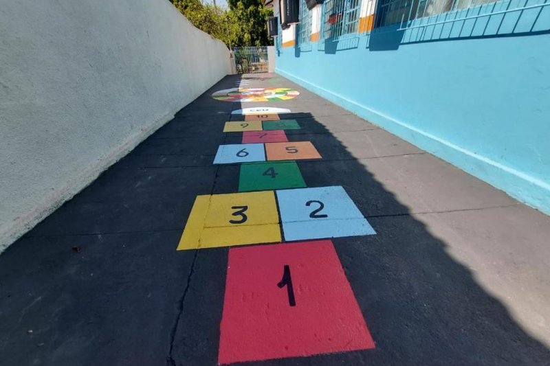 Educação: Ceims ganham pintura de amarelinha e crianças se divertem