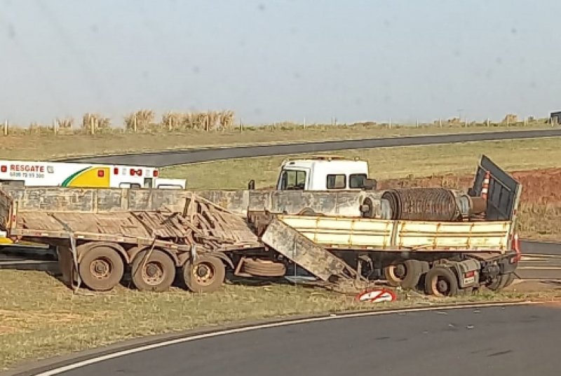 Motorista de caminhão sofre mal súbito e morre no trevo de Avanhandava