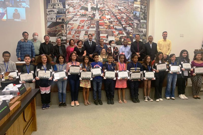 Educação: Alunos vencedores do concurso  de redação 