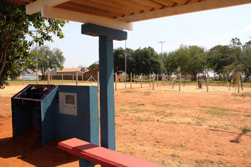 Bebedouro e ponto de coletivo são instalados no Centro de Lazer do bairro Ana Paula 