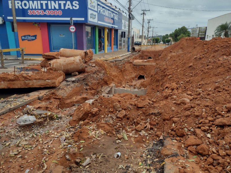 Secretaria de Obras e Serviços prossegue com reparos na rua Augusto Pereira de Moraes