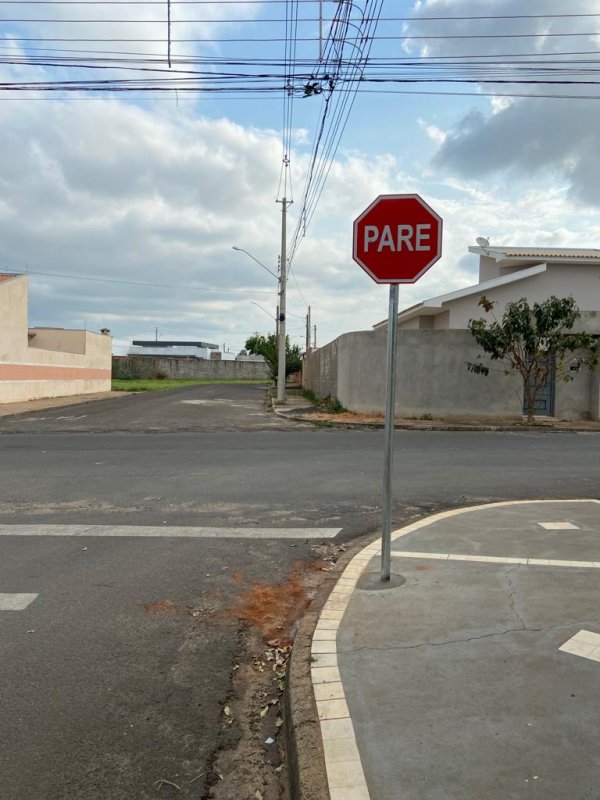 Secretaria de Trânsito reforma sinalização do bairro Palmares