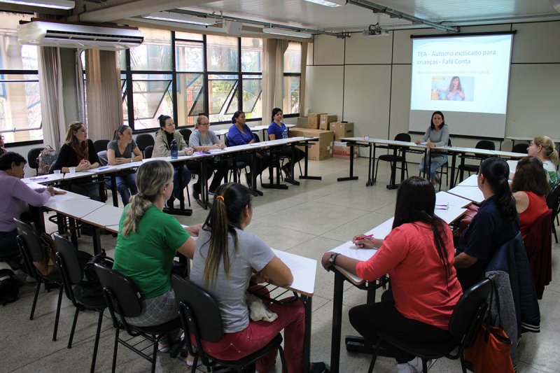 30 profissionais: Educação promove encontro de educadoras sobre autismo