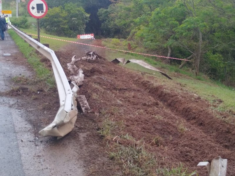 Caminhão carregado com soda cáustica cai próximo ao Ribeirão Lajeado