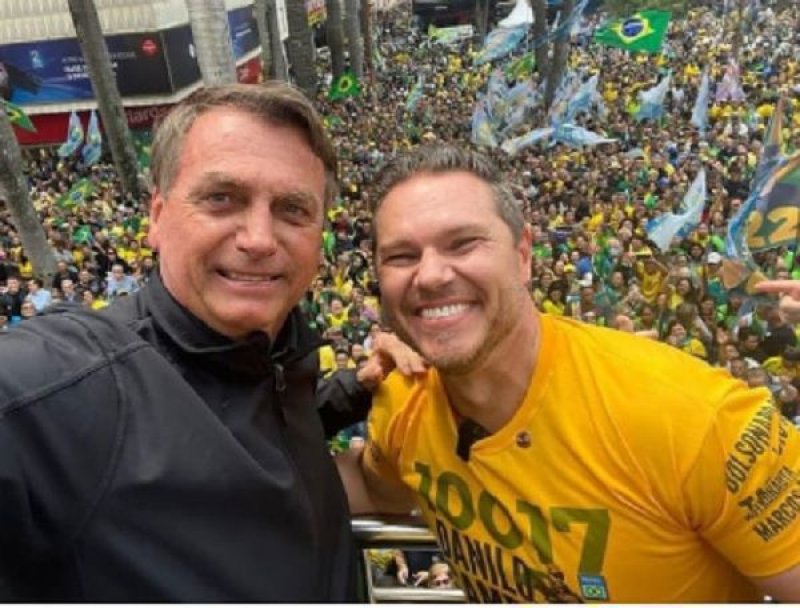 Um dia antes das Eleições, Presidente Jair Bolsonaro faz carreata em Rio Preto