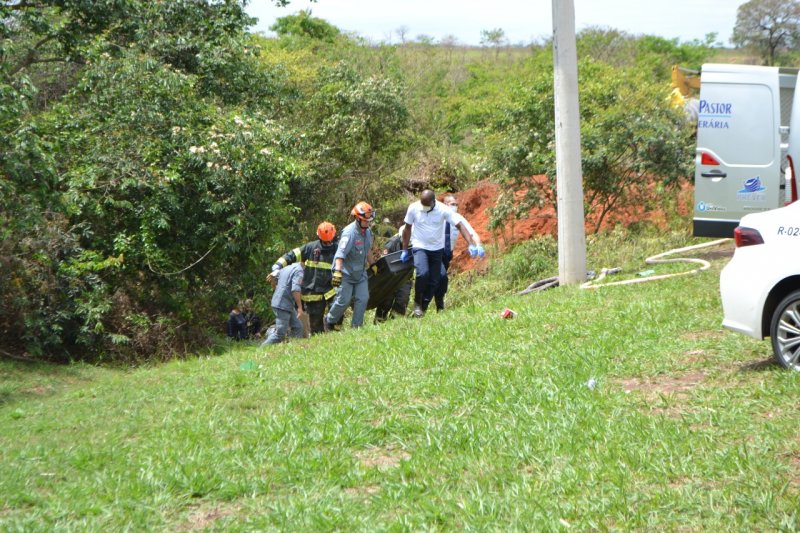 Ribeirão Lajeado: Corpo de motorista é retirado de caminhão
