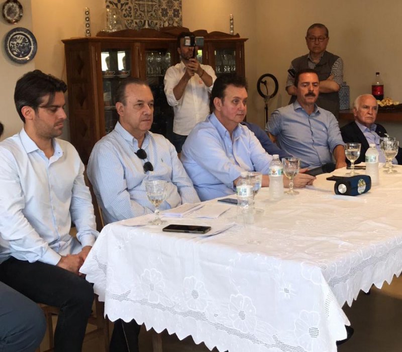 Prefeitos da região declaram apoio a Tarcísio na casa de Caíque Rossi