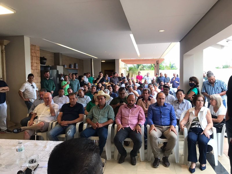 Prefeitos da região declaram apoio a Tarcísio na casa de Caíque Rossi durante encontro