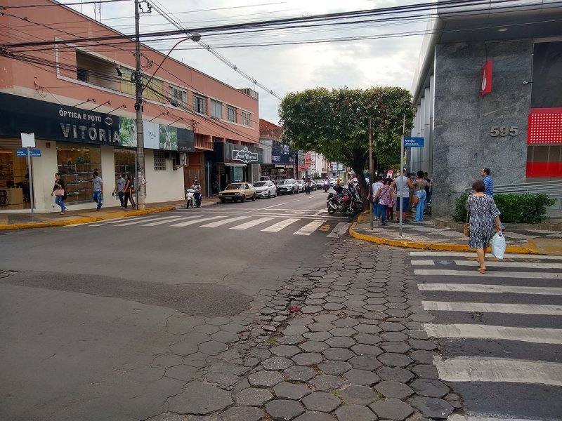 Parte do comércio abre neste feriado