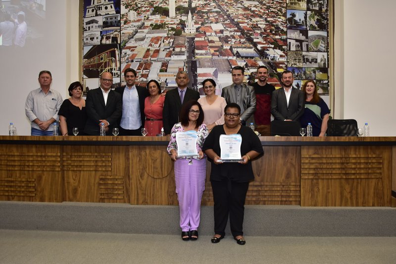 Professor do ano: Professora Rita e educadora Neuza são homenageadas