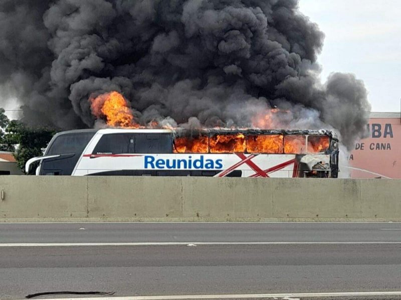 Ônibus pega fogo na rodovia Marechal Rondon