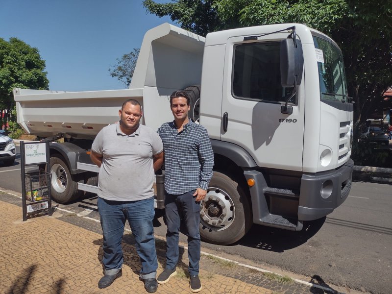 Secretaria de Obras de Penápolis recebe novo caminhão basculante