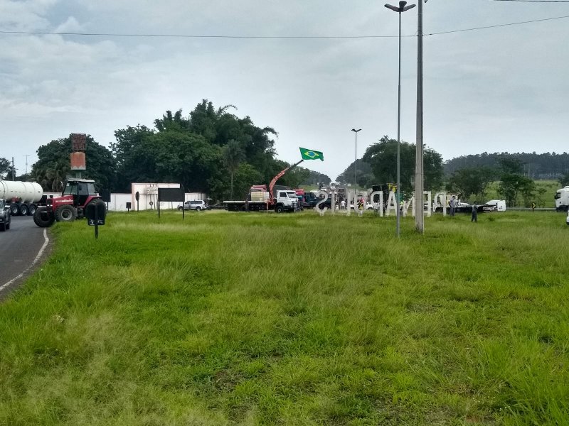 Trevo da Assis Chateaubriand em Penápolis tem manifestação por caminhoneiros