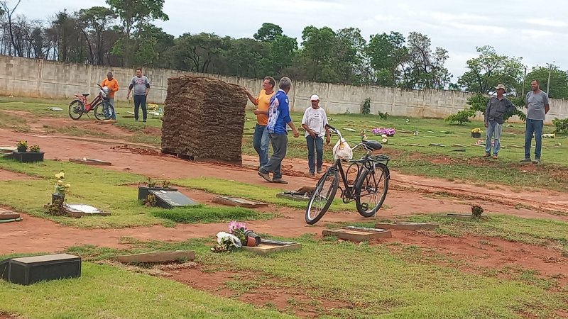 Cemitérios funcionam das 06h às 18h neste Finados