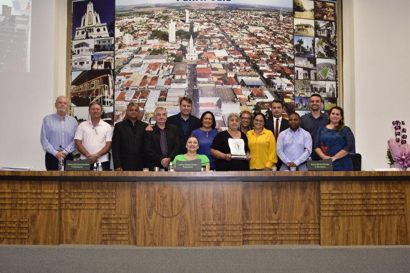 Homenagem: Câmara destaca merendeira Maria de Souza Ferreira