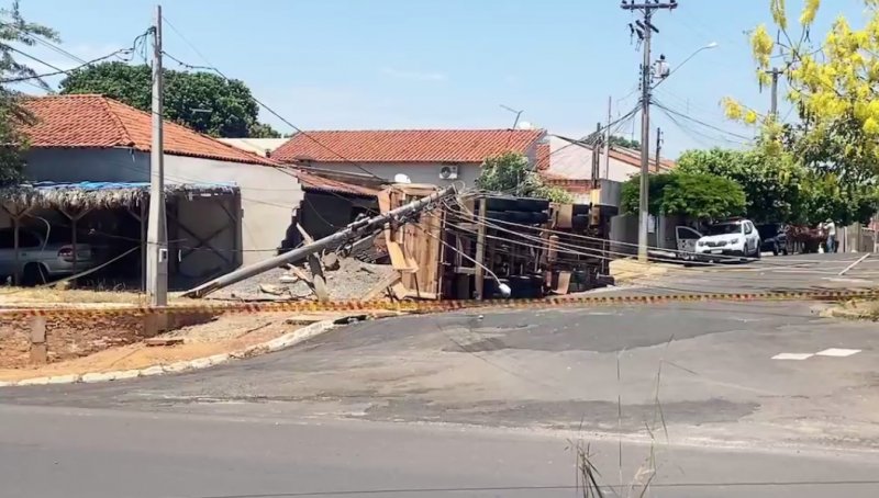 Caminhão carregado tomba no Esplanada e atinge residência