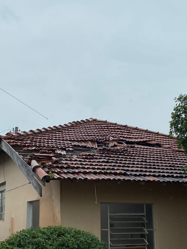 Residências da Vila São Joaquim ficam destelhadas com forte chuva
