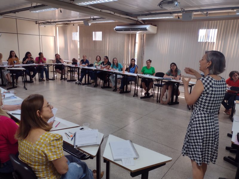 Secretaria Municipal de Educação promove formação em liderança para gestores escolares