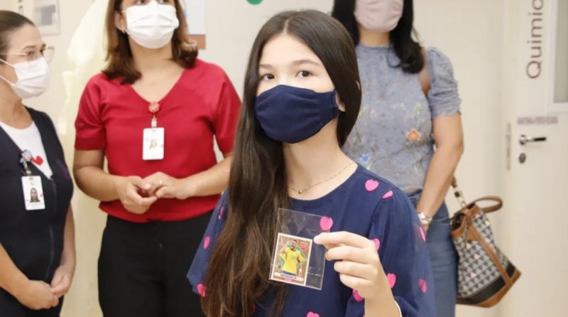 Copa do Mundo: menina encontra figurinha rara do Neymar e faz doação a hospital