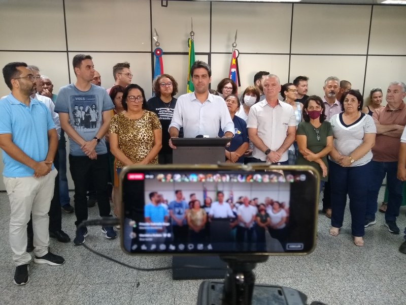 Prefeito anuncia gratificação de R$ 600 aos servidores