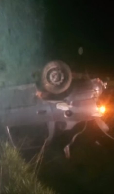 Homem capota veículo em rodovia e é detido por embriaguez