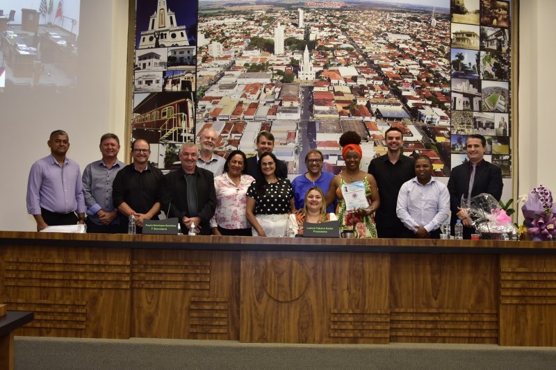 Homenagem: professora Carme Aparecida da Silva Souza recebe comenda 