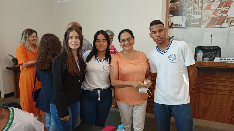 Parlamento Jovem: Professora Jandinéia defende aplicação de sugestões apresentadas