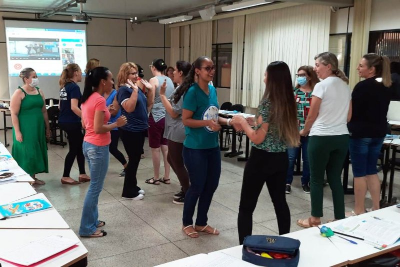 Educadoras participam de formação sobre livro didático 