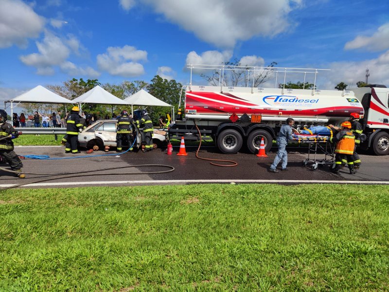 Órgãos simulam acidente de trânsito na região