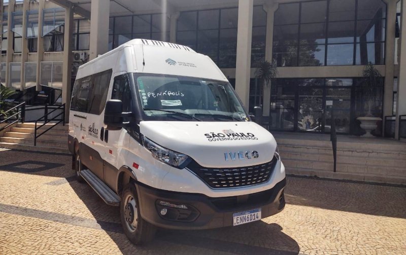 Adaptada: Penápolis recebe van para o transporte de pacientes