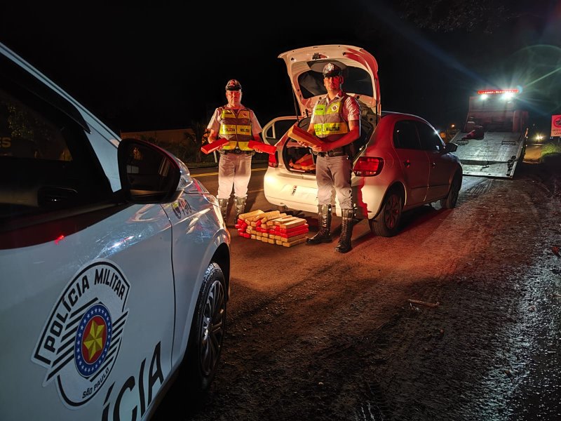 Casal é preso com tijolos de maconha em veículo