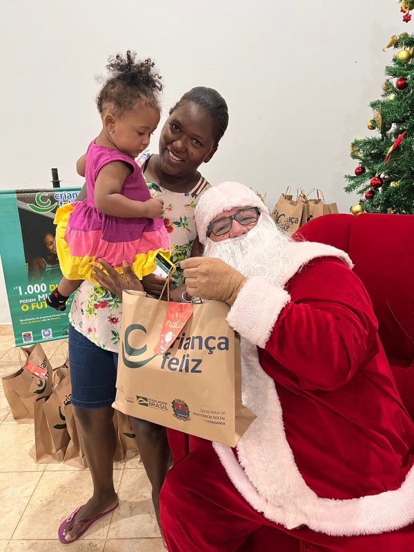 Programa Criança Feliz recebe visita surpresa do Papai Noel