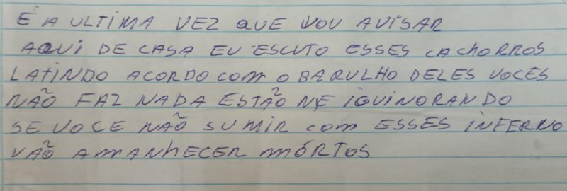 Mulher procura a polícia após receber bilhete com ameaça a cães