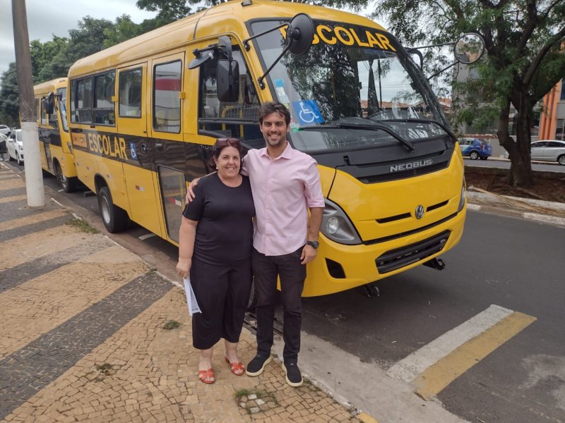 Educação adquire dois ônibus para o transporte escolar