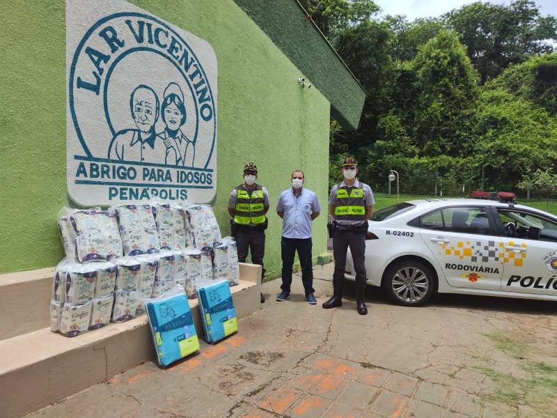 Natal Iluminado: PM Rodoviária entrega fraldas arrecadadas em campanha