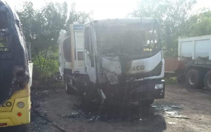 Prefeitura de Barbosa tem veículos destruídos por incêndio